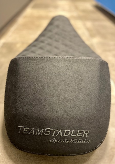 Team Stadler Sportsitz mit Gelkissen für Vespa GTS / GTV 125/300/310 HPE & RST - Bestickung: dunkelanthrazit