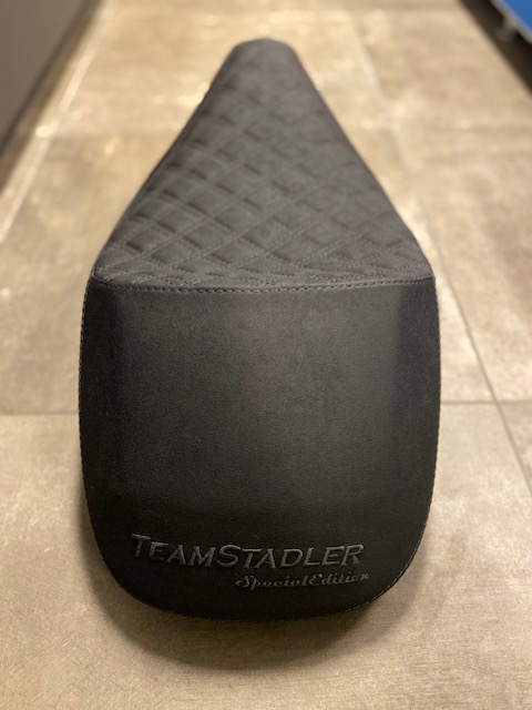 Team Stadler Sportsitz mit Gelkissen für Vespa GTS / GTV 125/300/310 HPE & RST - Bestickung: dunkelanthrazit