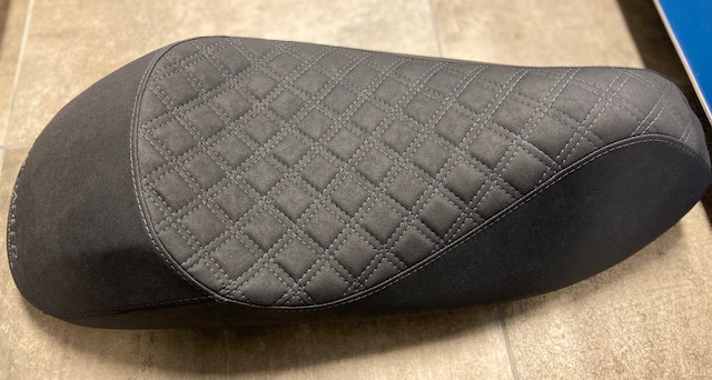 Team Stadler Sportsitz mit Gelkissen für Vespa GTS / GTV 125/300/310 HPE & RST - Bestickung: dunkelanthrazit