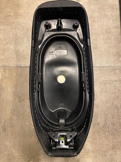 Team Stadler Sportsitz mit Gelkissen für Vespa GTS / GTV 125/300/310 HPE & RST - Bestickung: dunkelanthrazit