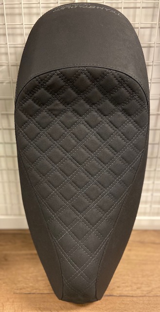 Team Stadler Sportsitz mit Gelkissen für Vespa GTS / GTV 125/300/310 HPE & RST - Bestickung: dunkelanthrazit