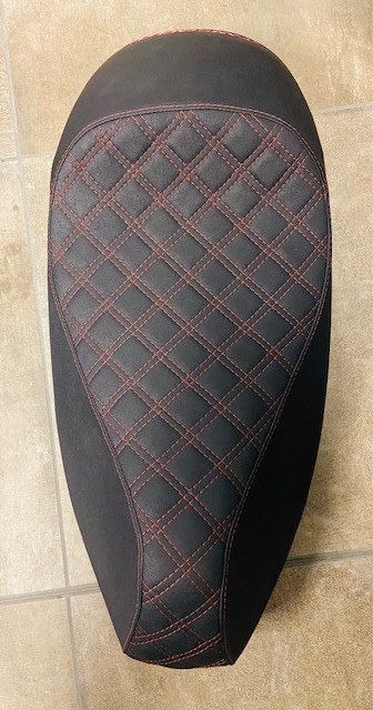 Team Stadler Sportsitz mit Gelkissen für Vespa GTS/GTV 125/300/310 HPE & RST - Bestickung: pink