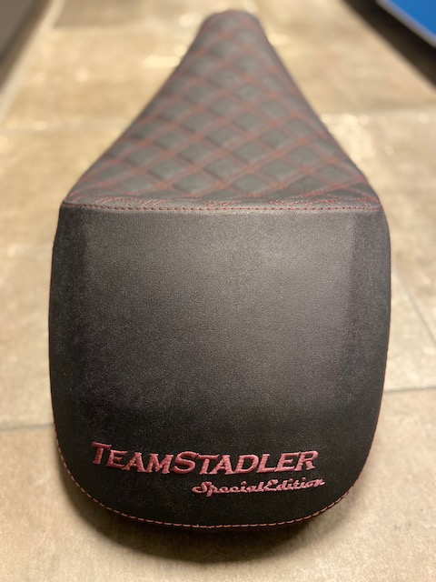 Team Stadler Sportsitz mit Gelkissen für Vespa GTS/GTV 125/300/310 HPE & RST - Bestickung: pink